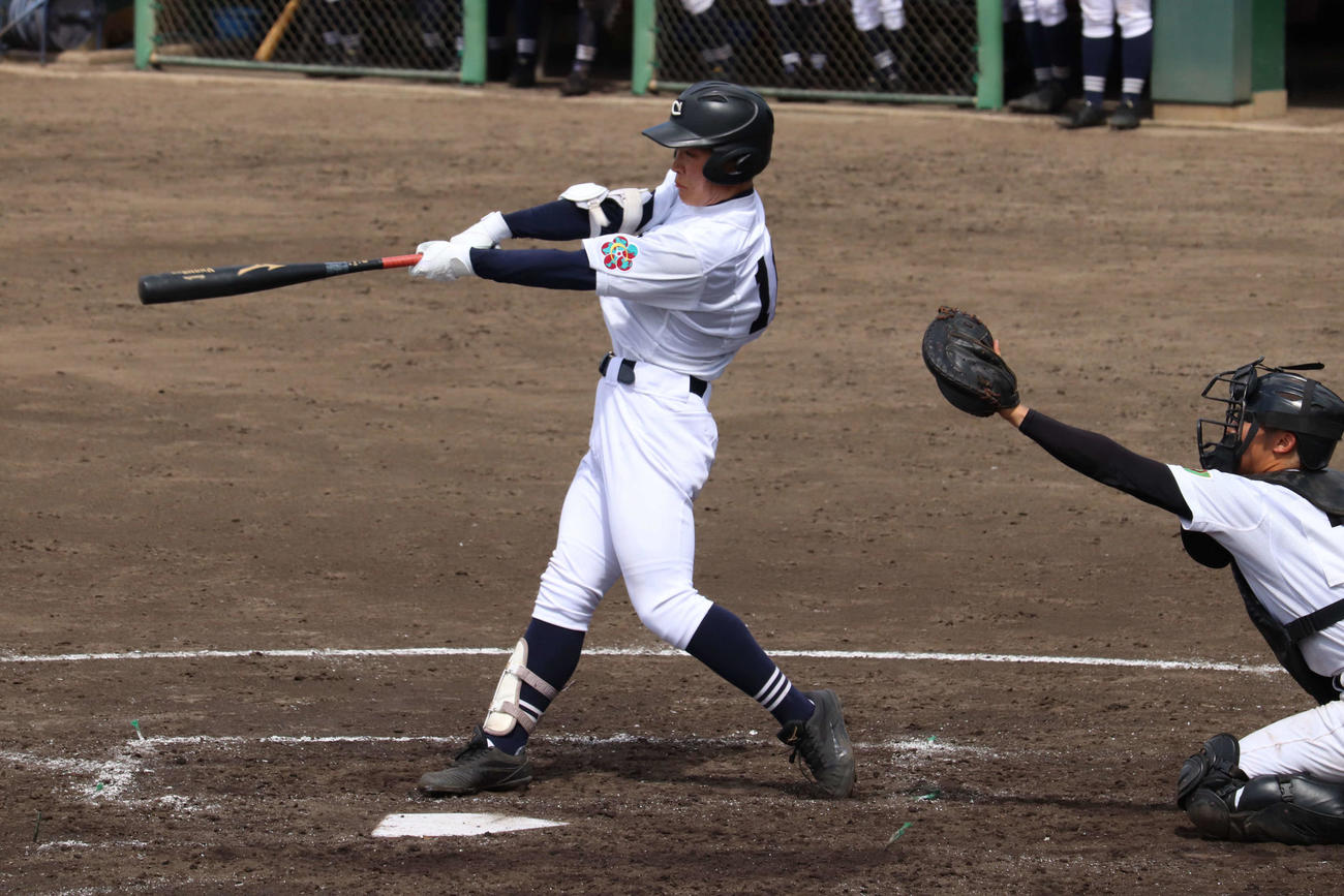 中京大中京先発の柴田青投手は投打で活躍（撮影・山崎健太）