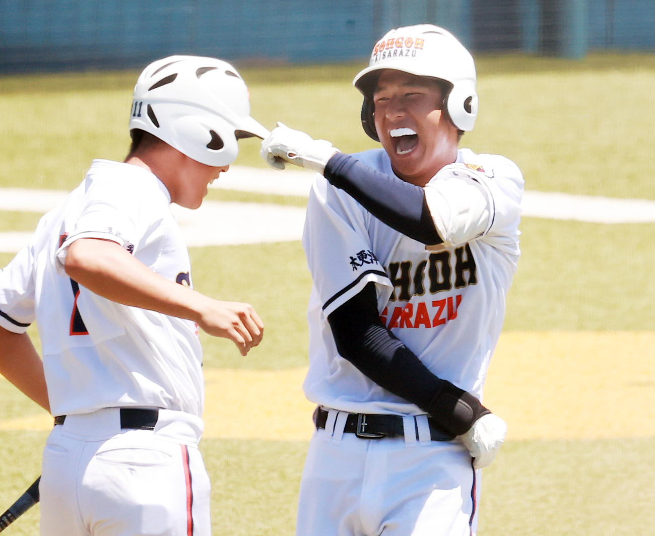 木更津総合対習志野　8回表木更津総合2死一塁、左越え2点本塁打を放ち喜ぶ島田（撮影・野上伸悟）