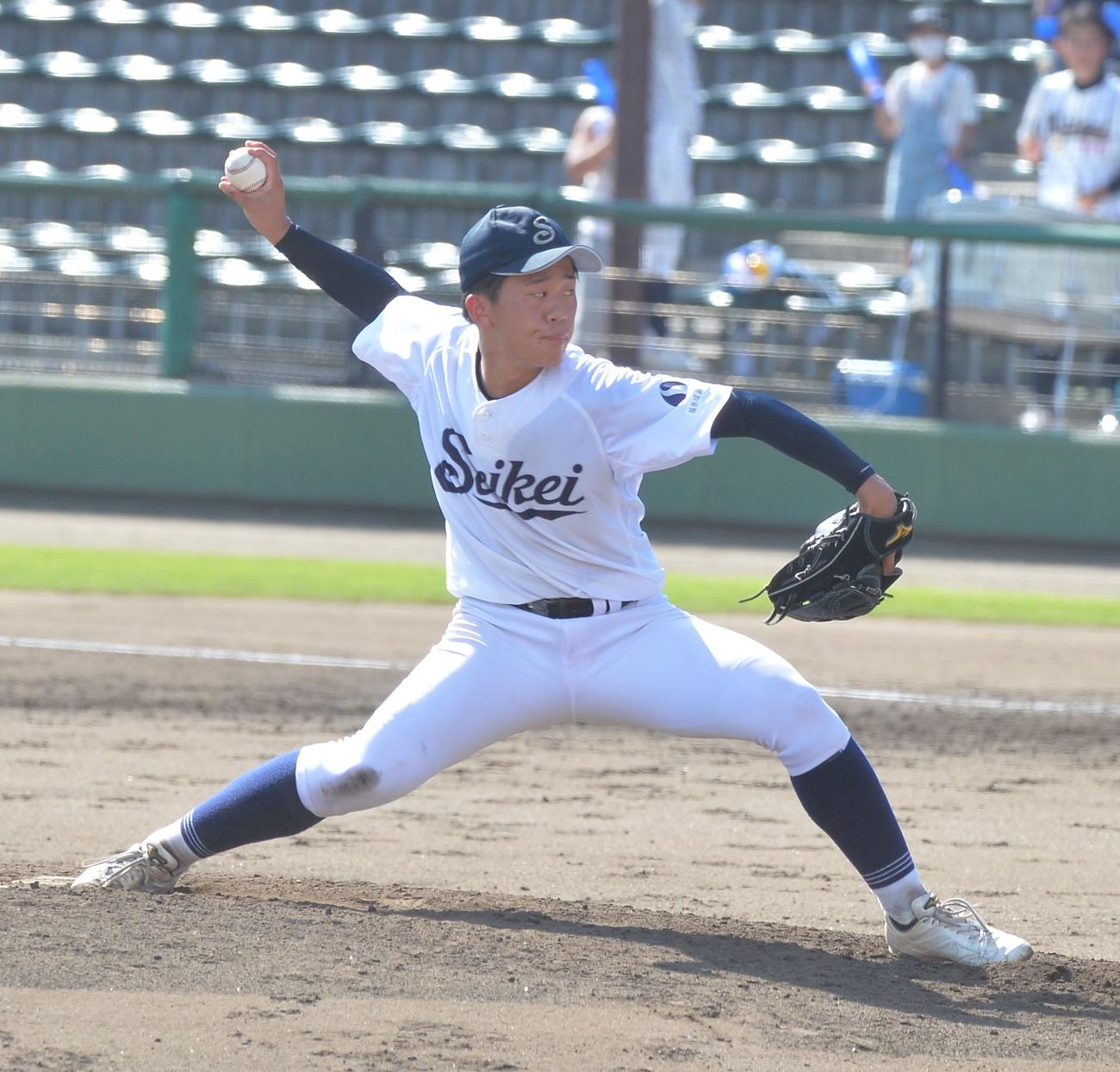 福島成蹊対小名浜海星　先発し完封勝ちを決めた福島成蹊・神田（撮影・佐藤究）