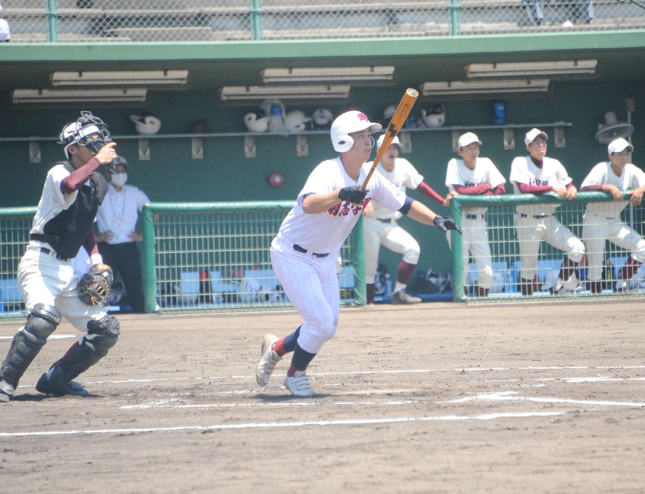 1回表1死二塁、開志学園の4番松井が右翼に2ラン