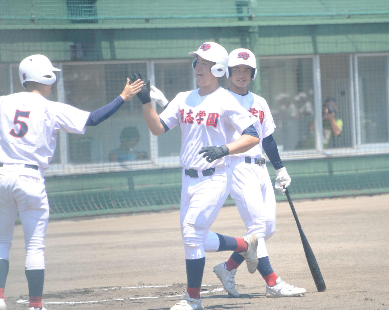 2ランを放った開志学園・松井（中央）はベンチ前でハイタッチの出迎えを受ける