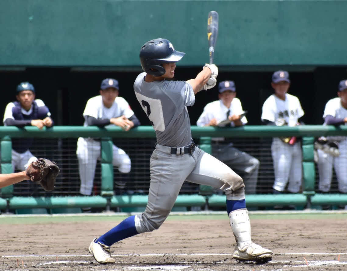 沖縄尚学対中部商　2回、左越えの先制適時二塁打を放つ中部商・平山尚都捕手（撮影・只松憲）