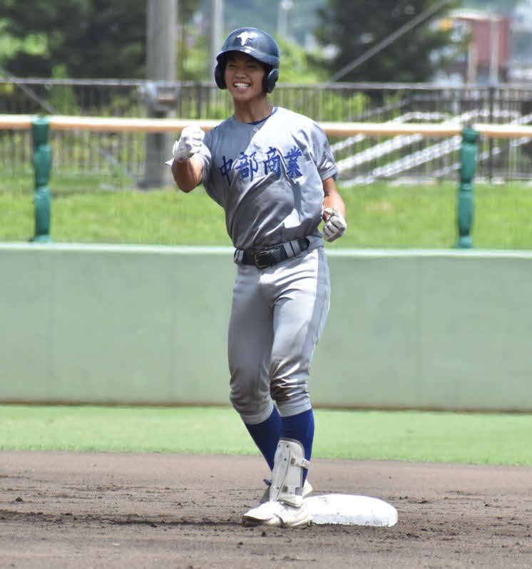 沖縄尚学対中部商　2回に先制の適時二塁打を放った中部商・平山尚都捕手は、二塁ベース上でガッツポーズ（撮影・只松憲）