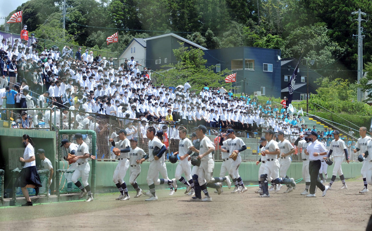 大勢の応援の力を受け、初戦突破を果たした掛川西ナイン