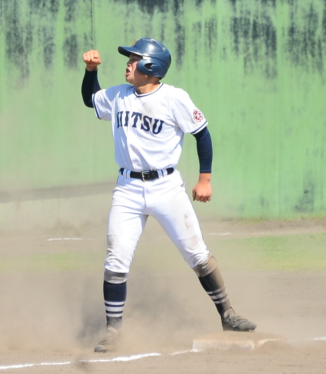 延長13回1死一、二塁、勝ち越しの2点三塁打を放った新津・阿部はベンチに向かいガッツポーズ