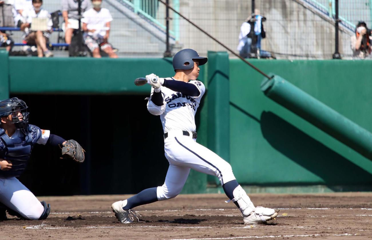 札幌第一対札幌大谷　2回表札幌第一2死一、三塁、帯川が先制の左前適時打を放つ（撮影・永野高輔）