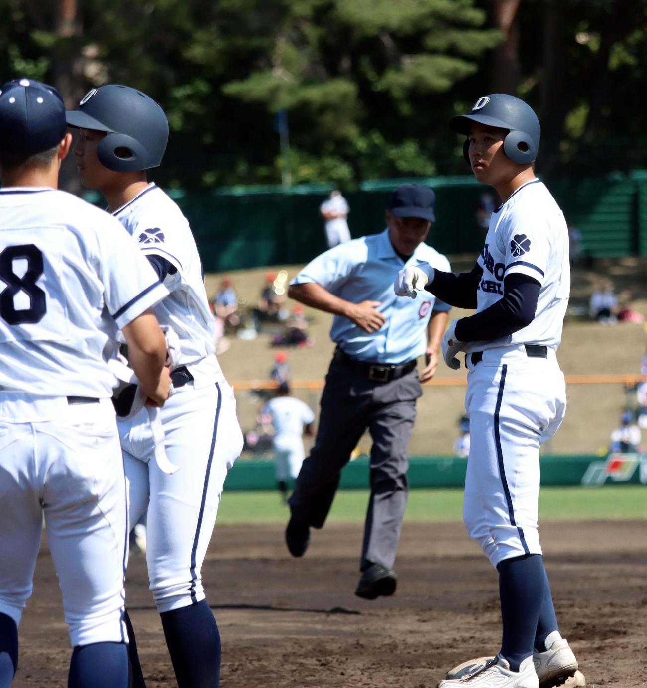 札幌第一対札幌大谷　2回表札幌第一2死一、三塁、帯川が先制打を放ち塁上で右手を小さく握る（撮影・永野高輔）