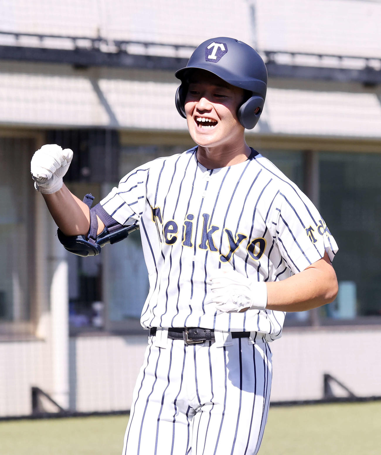 昭和第一対帝京　2回裏帝京2死二塁、尾瀬は右越え本塁打を放ちガッツポーズ（撮影・鈴木正人）