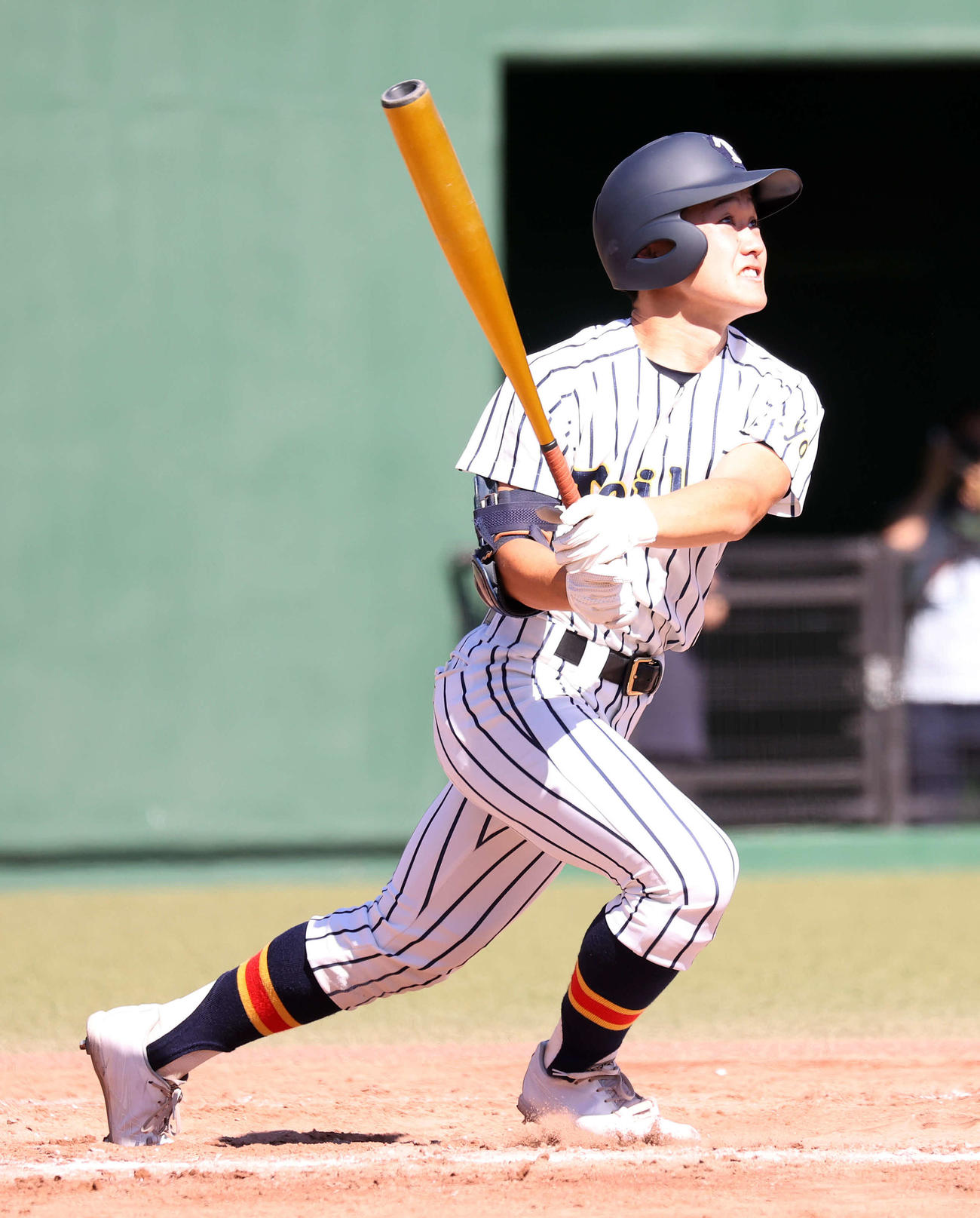 昭和第一対帝京　2回裏帝京2死二塁、尾瀬は右越え本塁打を放つ（撮影・鈴木正人）