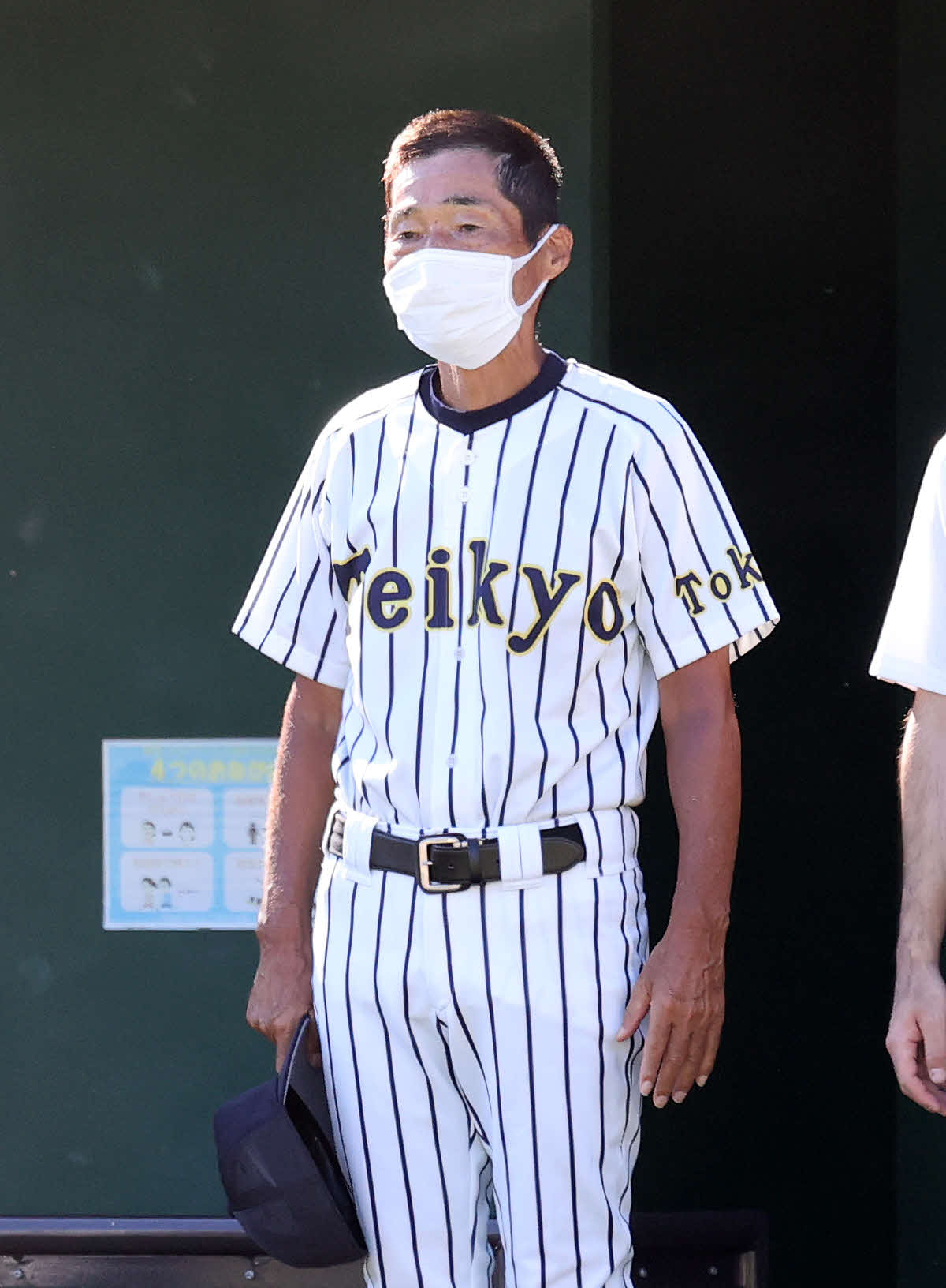 昭和第一対帝京　勝利し整列する帝京・前田監督（撮影・鈴木正人）