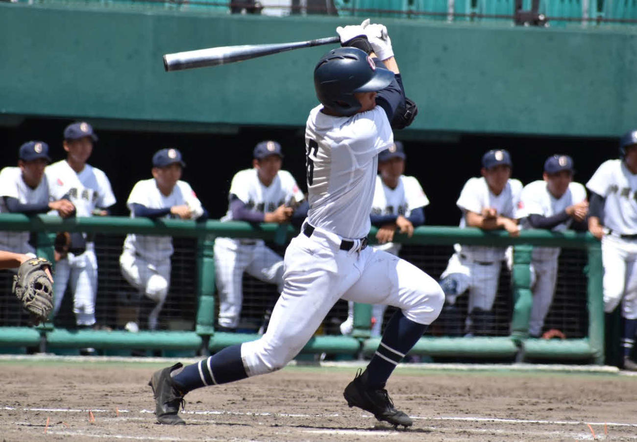 沖縄尚学対中部商　5回に勝ち越し打を放つ沖縄尚学・仲宗根（撮影・只松憲）