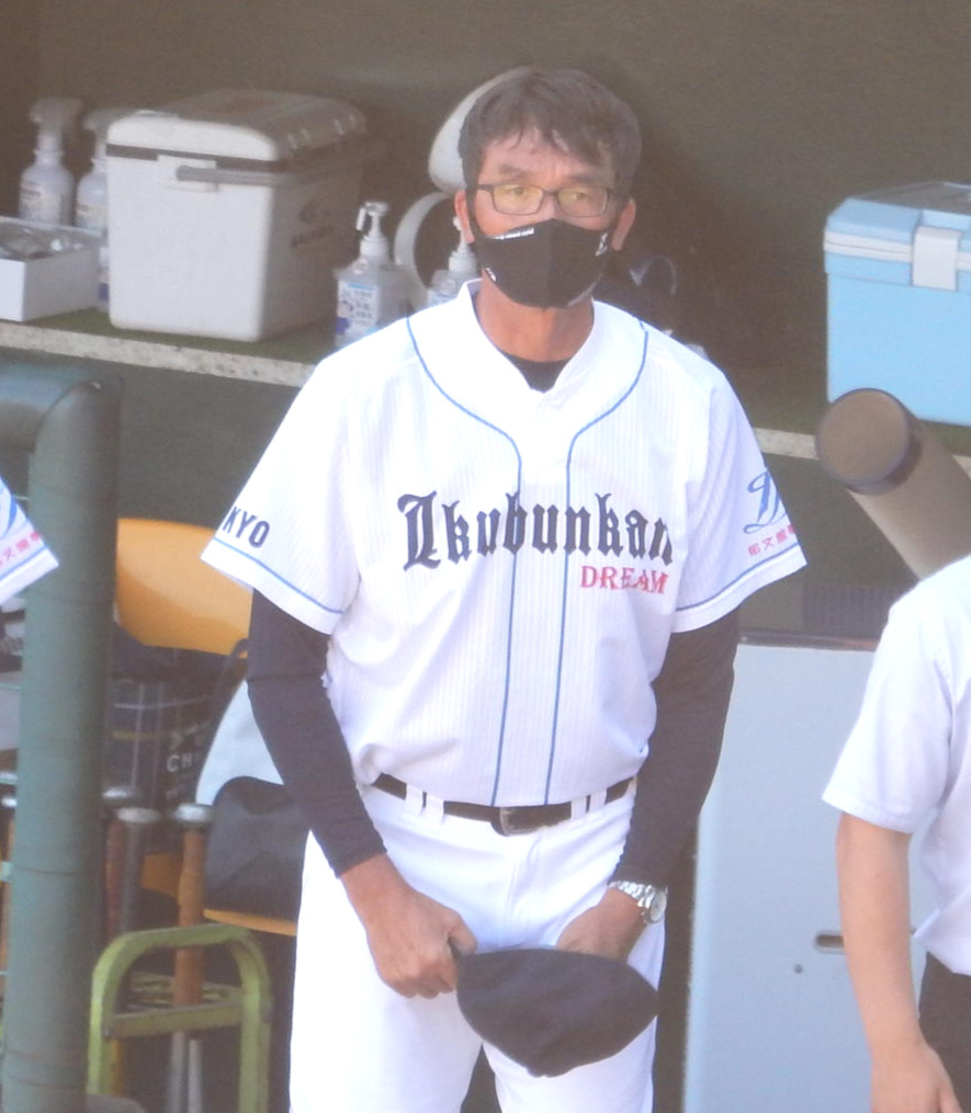 元日本ハムの田中幸雄監督は試合後整列して相手ベンチにあいさつ