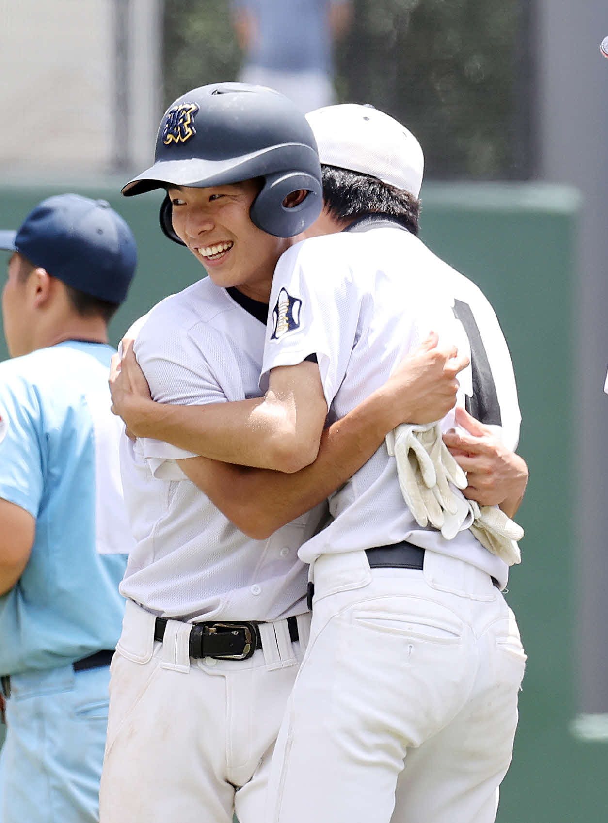 朋優学院対小岩　9回裏小岩1死一、三塁、サヨナラ犠飛を放った荒木（左）は鎌田と抱き合い喜ぶ（撮影・鈴木正人）