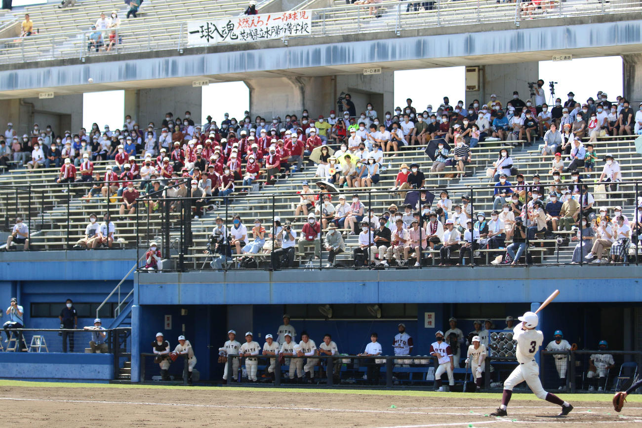 水戸一対日立一　3回表水戸一2死一、二塁、右越え3点本塁打を放った桧山（撮影・木下大輔）