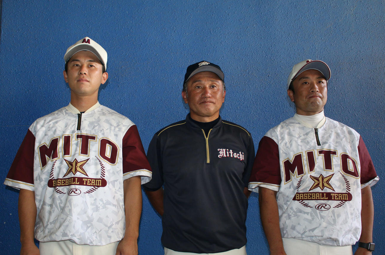 試合後に水戸一・木村優介監督（右）と高橋直樹コーチ（左）は恩師の日立一・中山顕監督と写真に納まる（撮影・木下大輔）