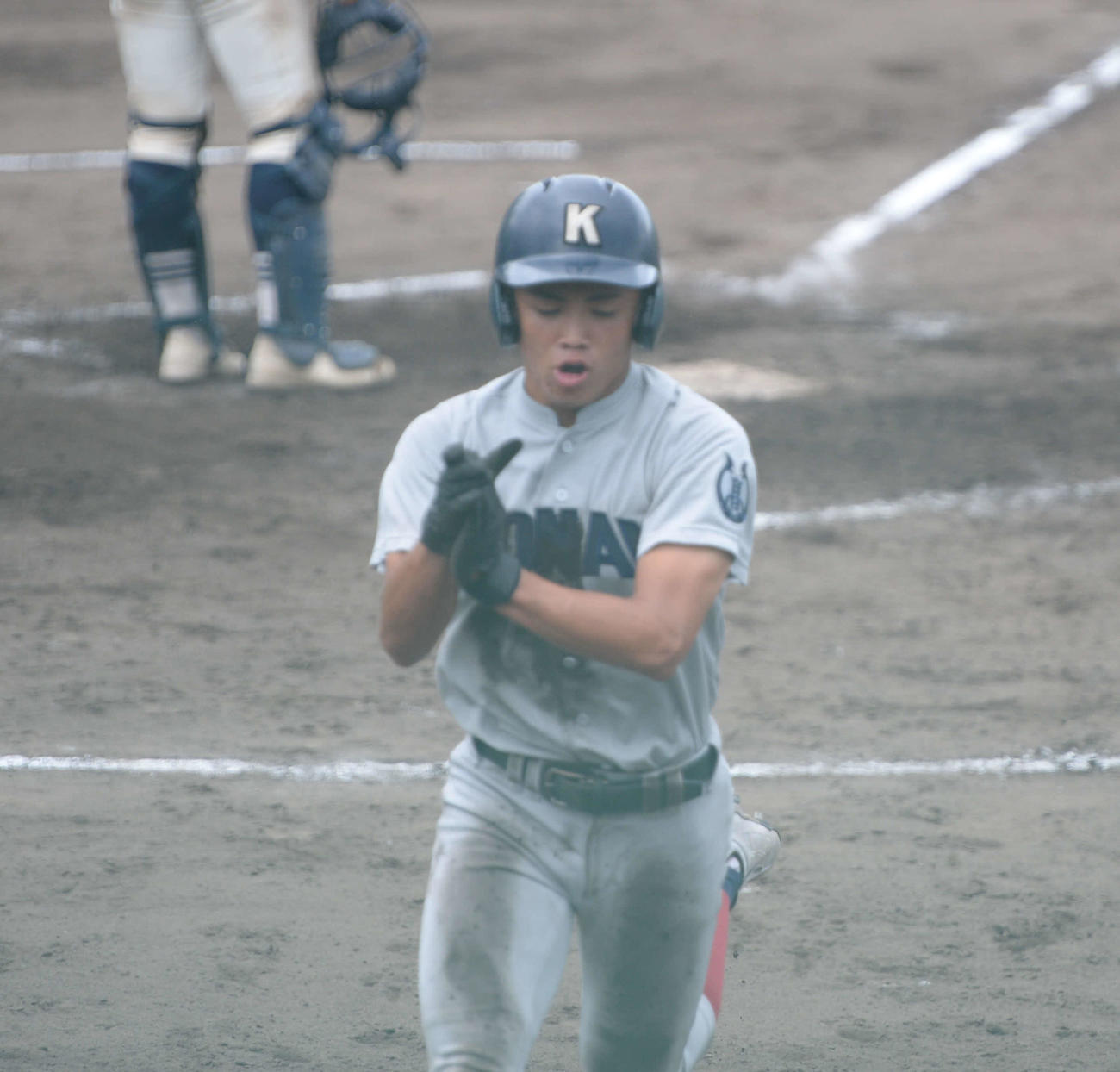 長田対甲南　8回裏2死から左前安打で出塁し、3点差に詰め寄るホームを踏んだ甲南・野田（撮影・岡崎空日南太）