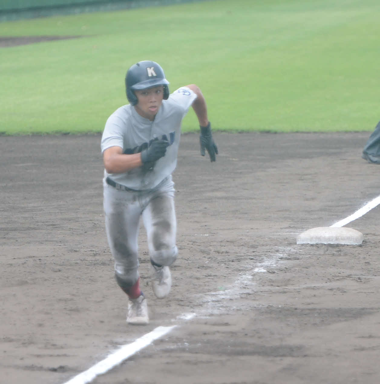 長田対甲南　8回裏2死から左前安打で出塁し、3点差に詰め寄るホームを踏んだ甲南・野田（撮影・岡崎空日南太）
