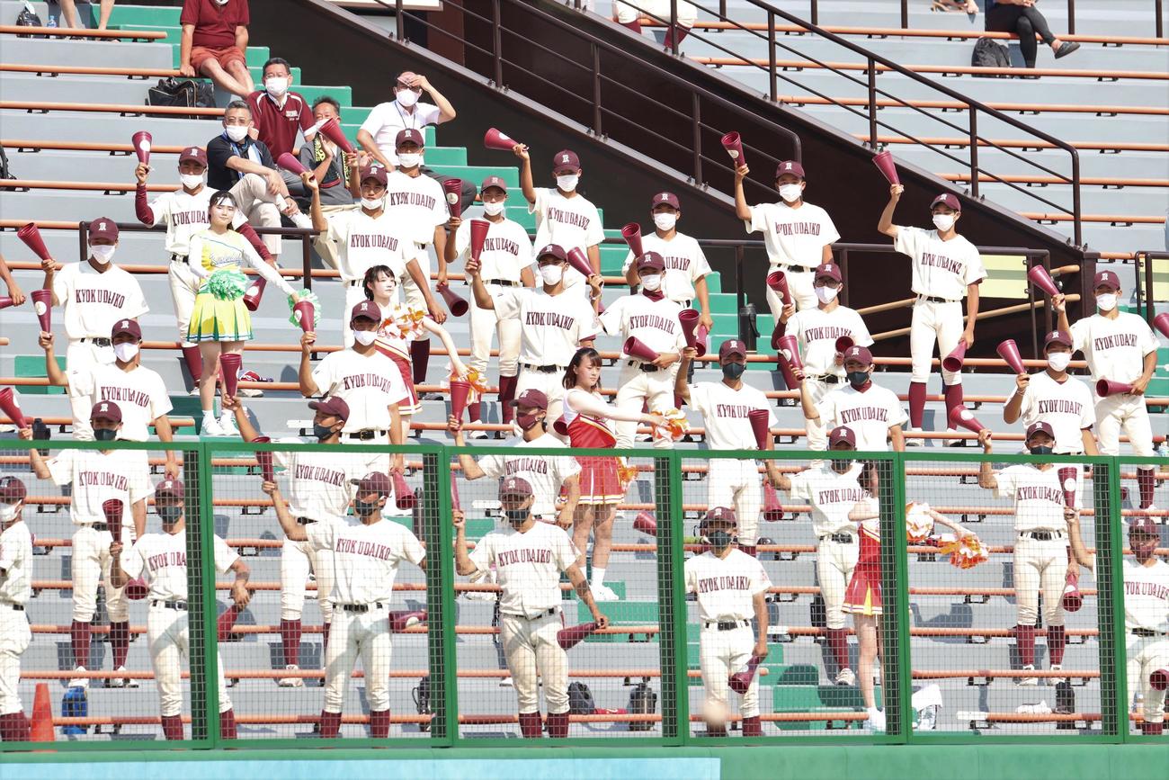 旭川大高の控え部員らが熱のこもった応援を繰り広げた（撮影・奥村晶治）