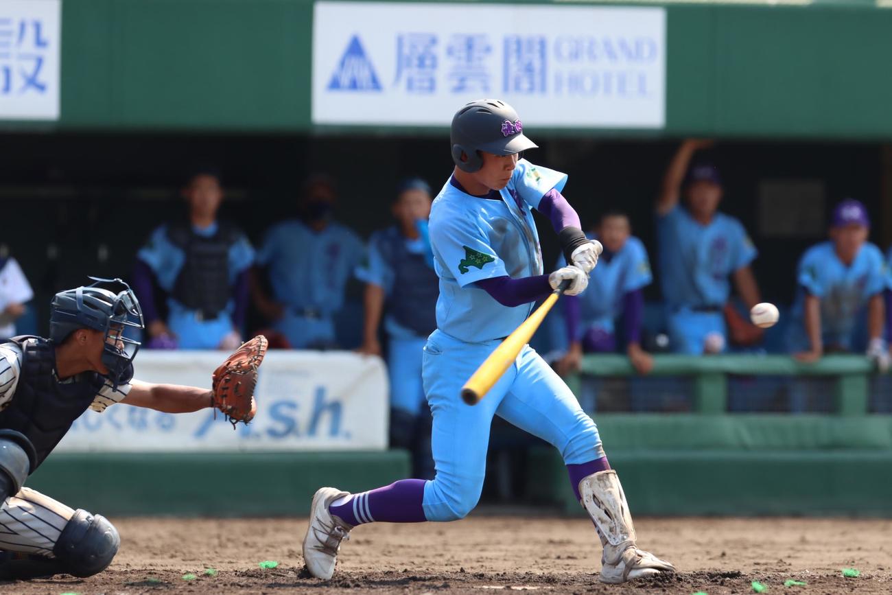 旭川工対滝川西　3回表滝川西2死一、二塁、勝ち越しの適時打を放つ本庄（撮影・奥村晶治）