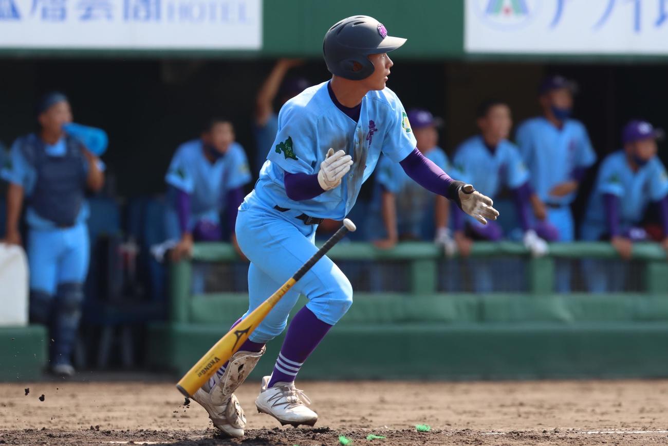 旭川工対滝川西　3回表滝川西2死一、二塁、勝ち越しの適時打を放つ本庄（撮影・奥村晶治）