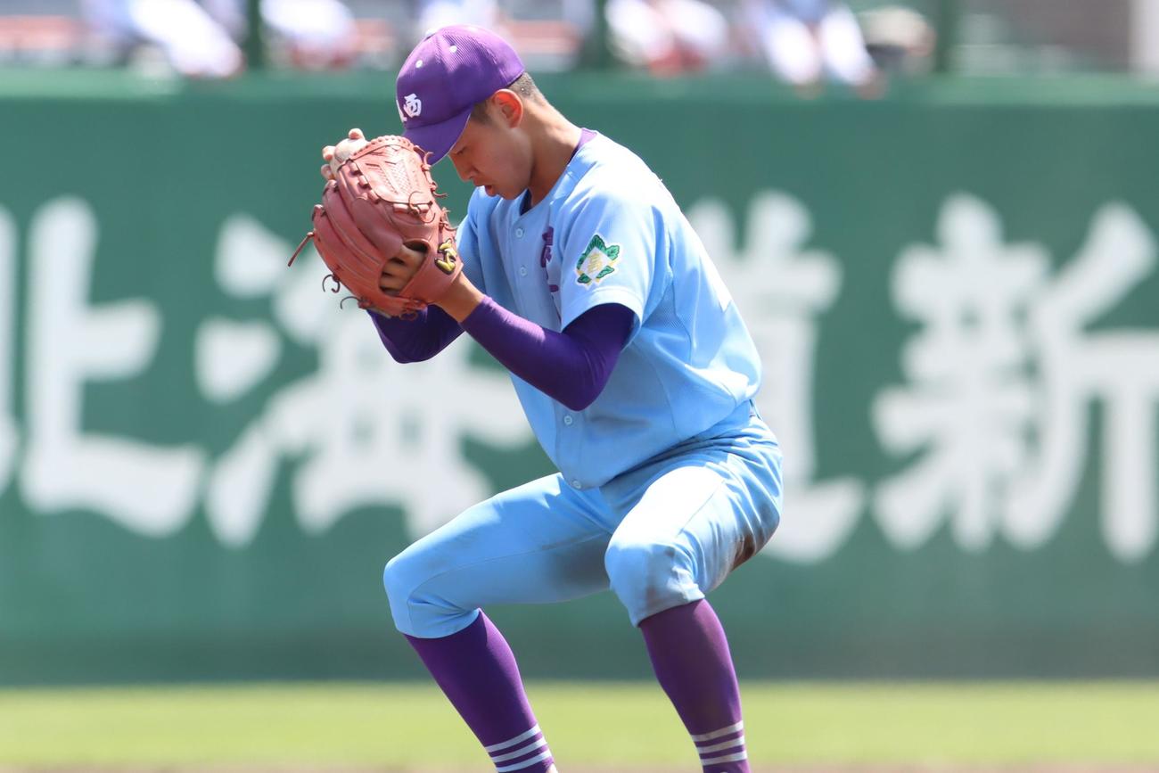旭川工対滝川西　マウンドで集中力を高める坪田（撮影・奥村晶治）