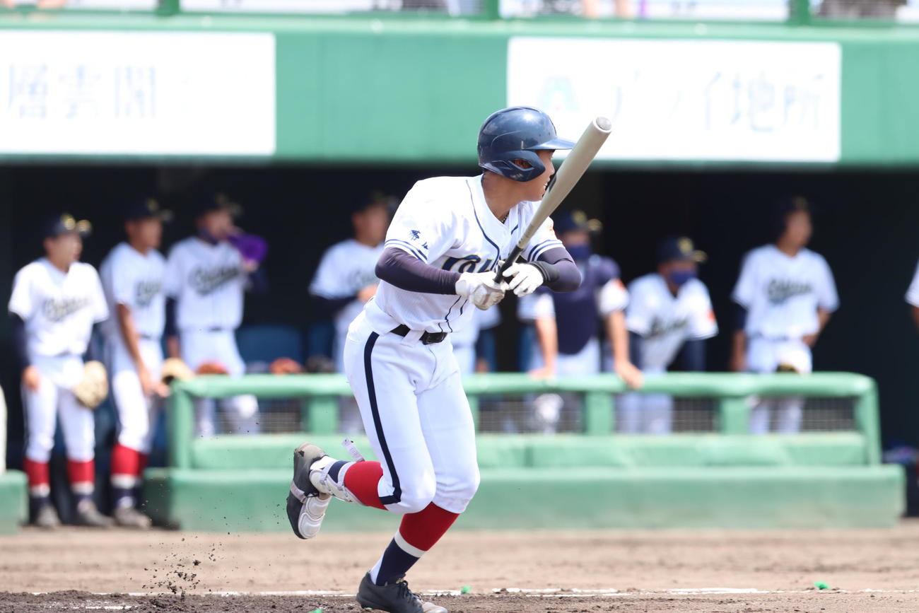 帯広大谷対稚内大谷　1回表帯広大谷1死二、三塁、2点適時打を放つ村上（撮影・奥村晶治）