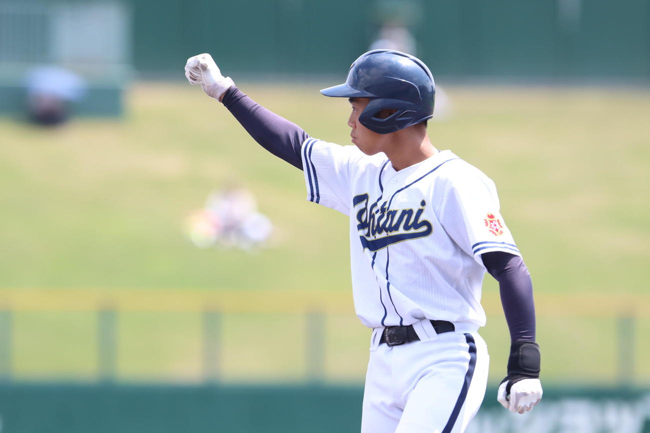 帯広大谷対稚内大谷　1回表帯広大谷1死二、三塁、2点適時打を放ちガッツポーズする村上（撮影・奥村晶治）