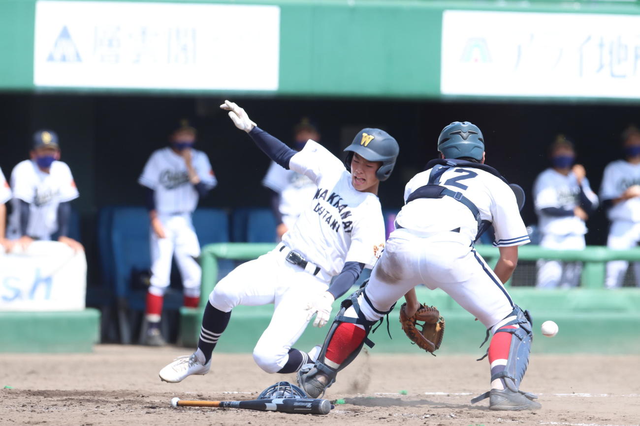 帯広大谷対稚内大谷　5回裏稚内大谷1死一、二塁、藤田の適時打で二塁から生還する瀬川（撮影・奥村晶治）