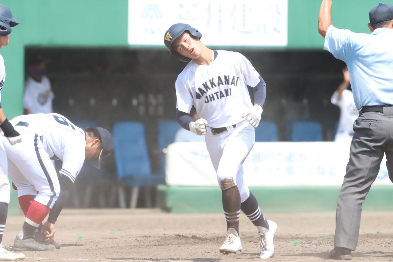 帯広大谷対稚内大谷　稚内大谷5回裏、生還する二塁走者の瀬川（撮影・奥村晶治）