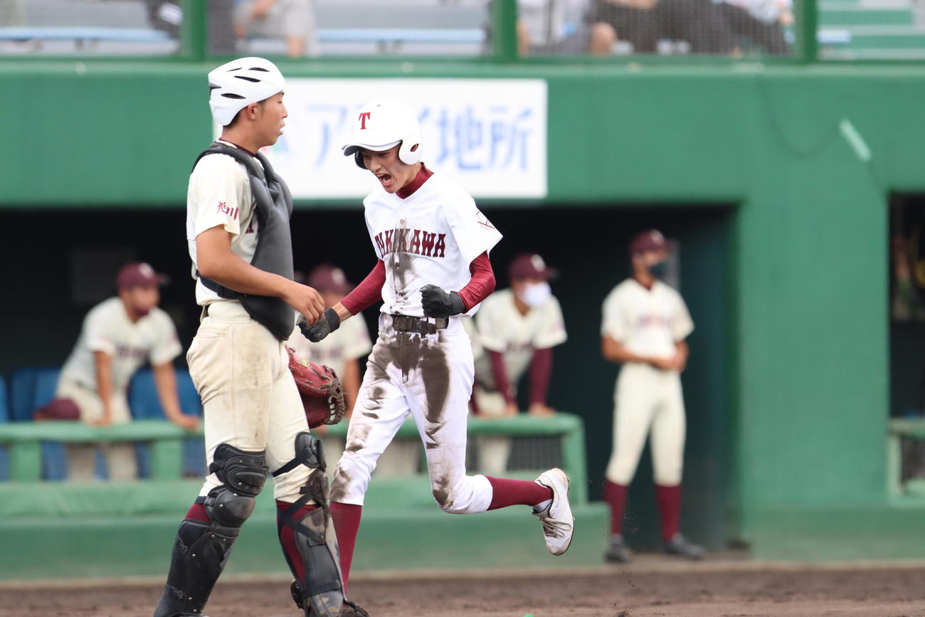 1回表滝川1死一、二塁、藤岡の適時打で先制のホームを踏む武曽（撮影・奥村晶治）