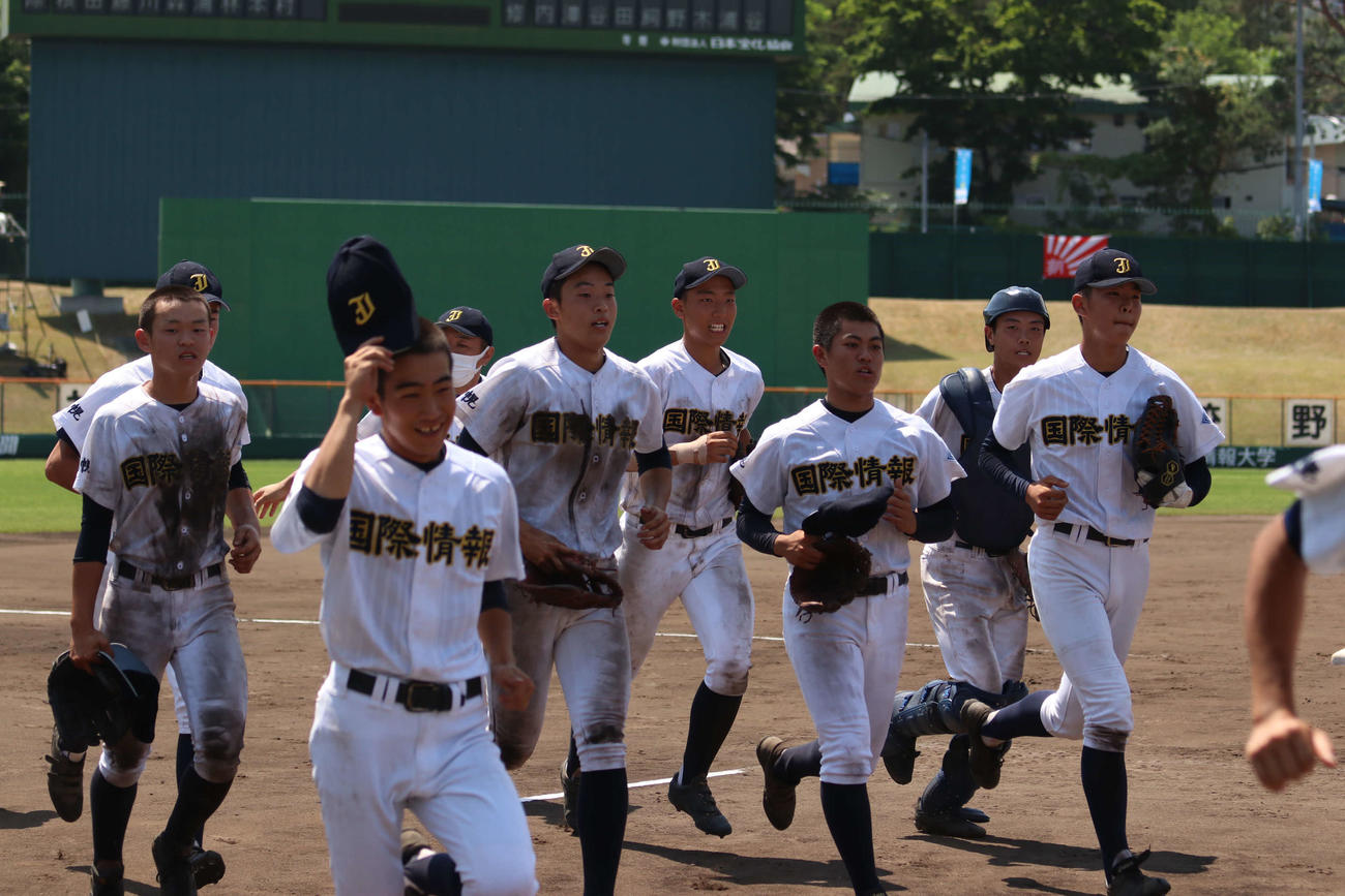 コールド勝ちを収め笑顔を見せる札幌国際情報ナイン（撮影・小林憲治）