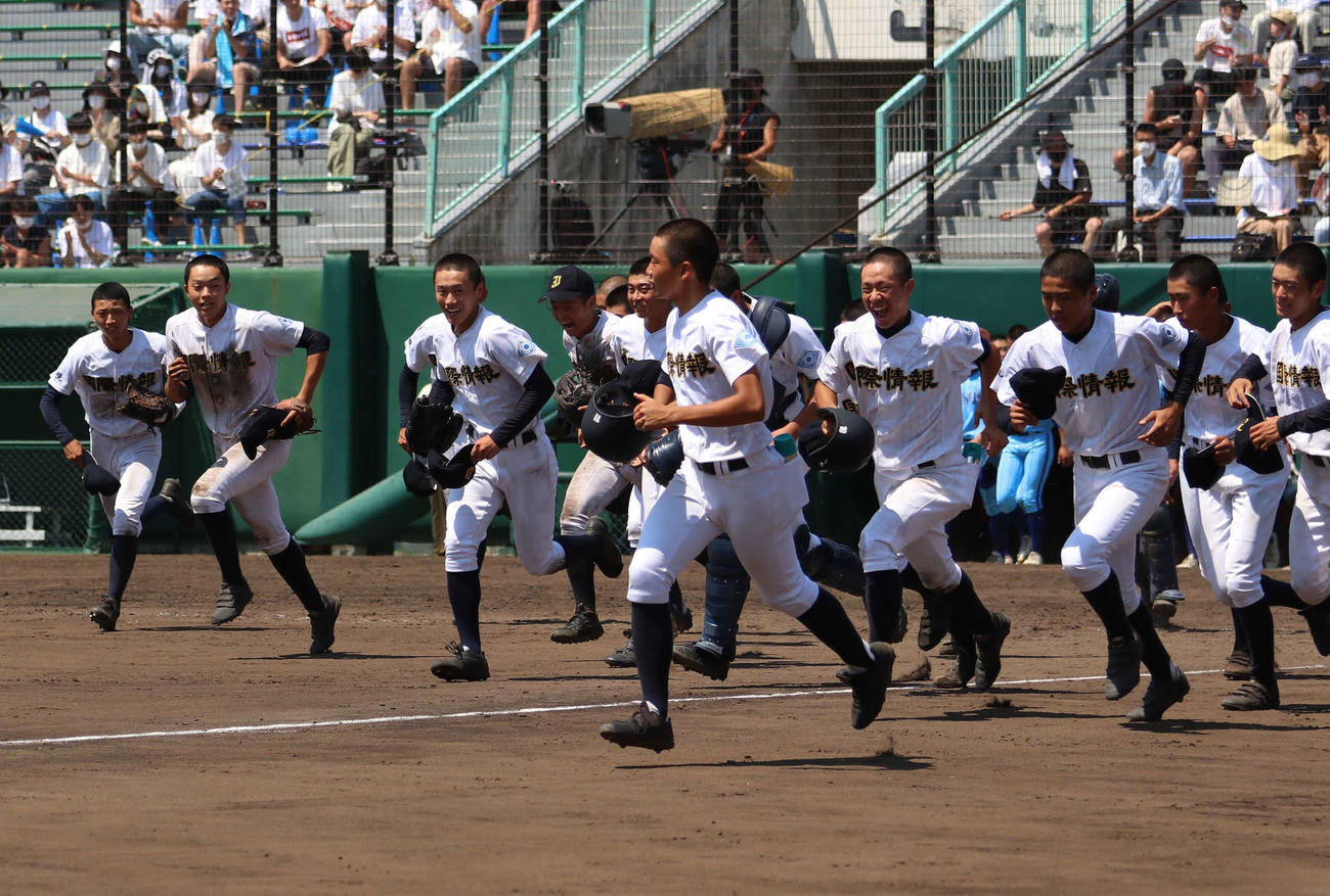 コールド勝ちを収め笑顔を見せる札幌国際情報ナイン（撮影・小林憲治）