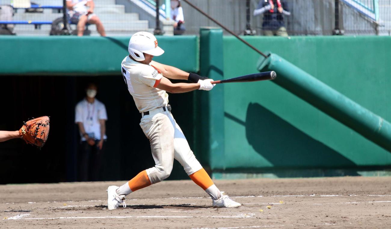 同点犠飛と勝ち越しの押し出し四球で勝利に貢献した北海道栄・上阪（撮影・永野高輔）