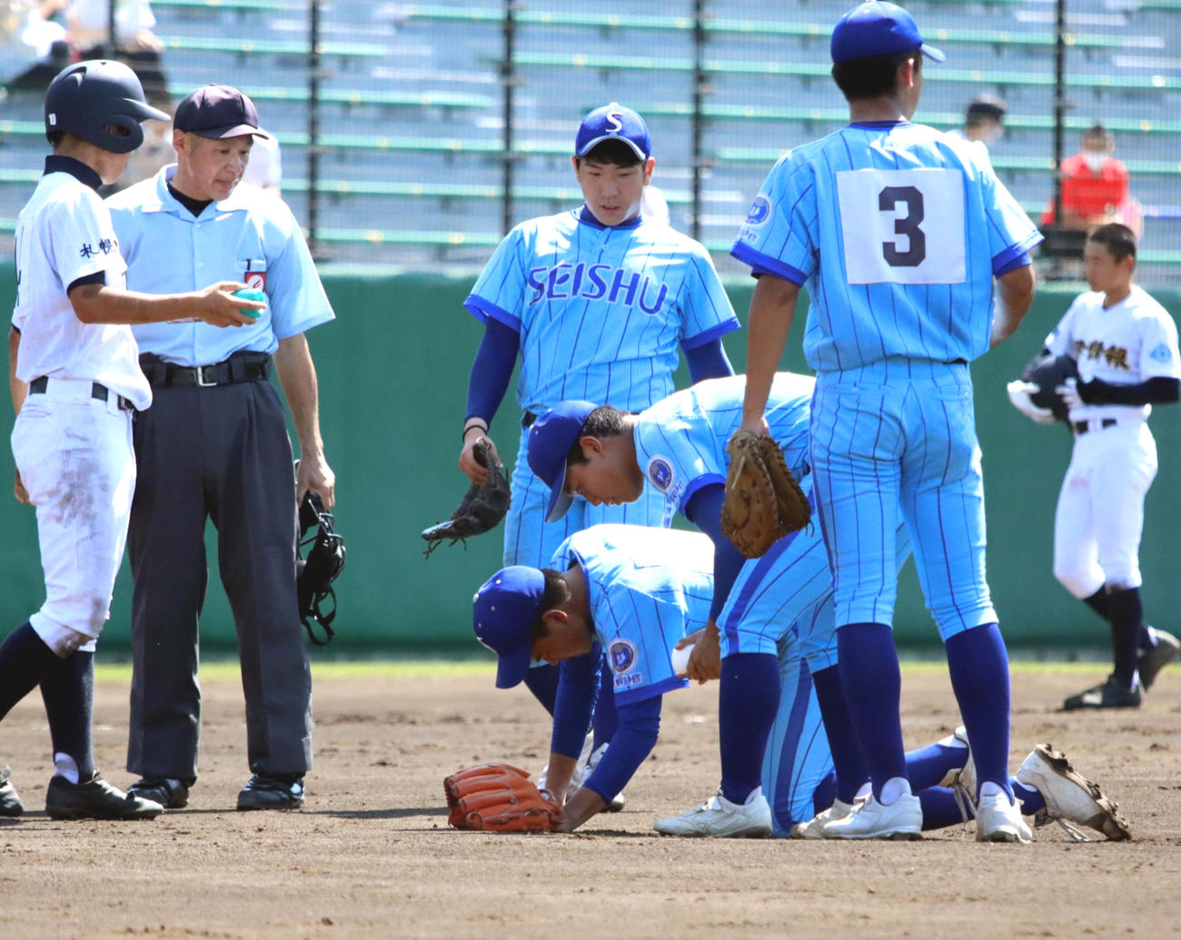 4回表札幌国際情報1死二、三塁、打球が右膝付近に当たり倒れ込む札幌静修の常谷（撮影・永野高輔）