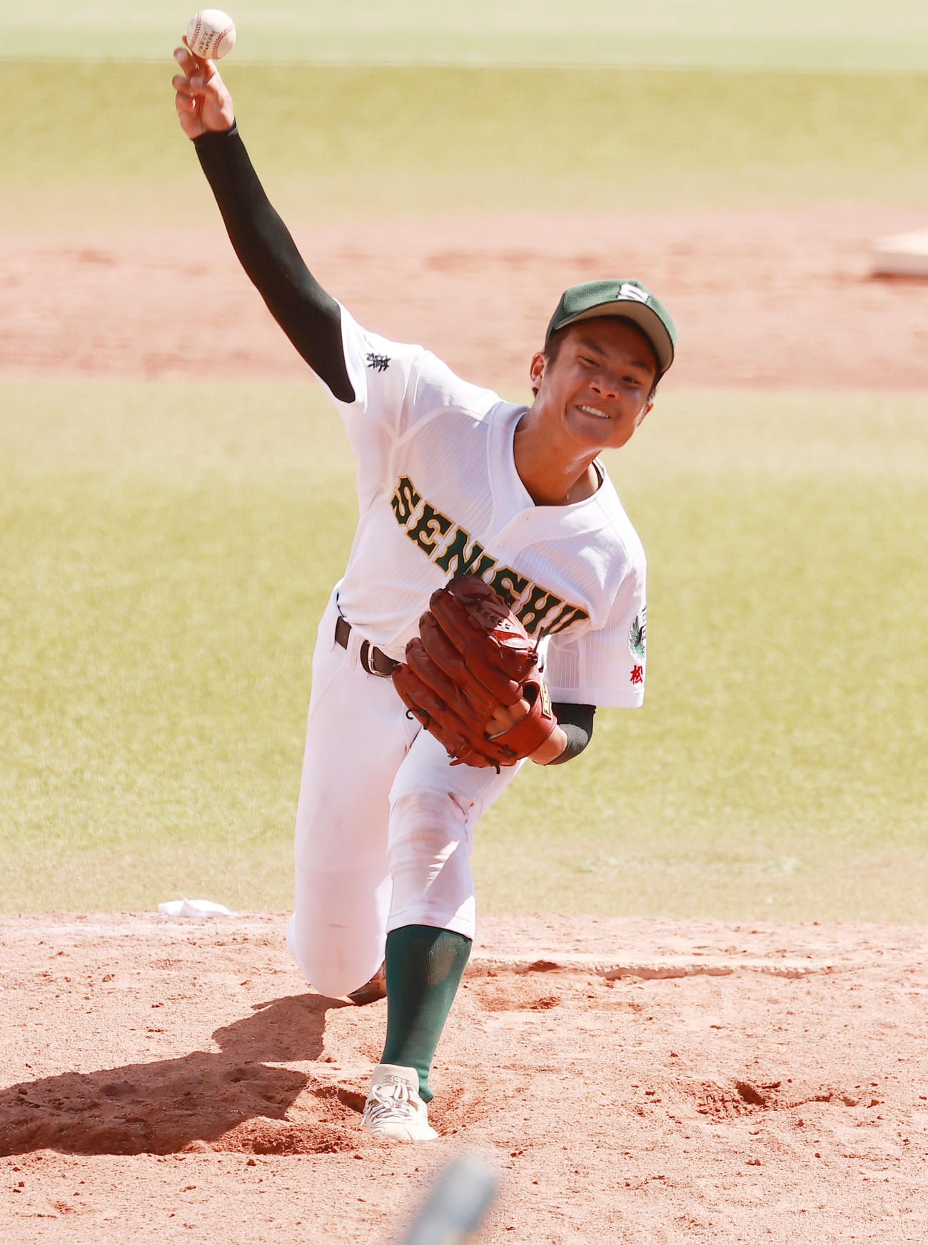 専大松戸対千葉明徳　力投する専大松戸・岡本（撮影・野上伸悟）