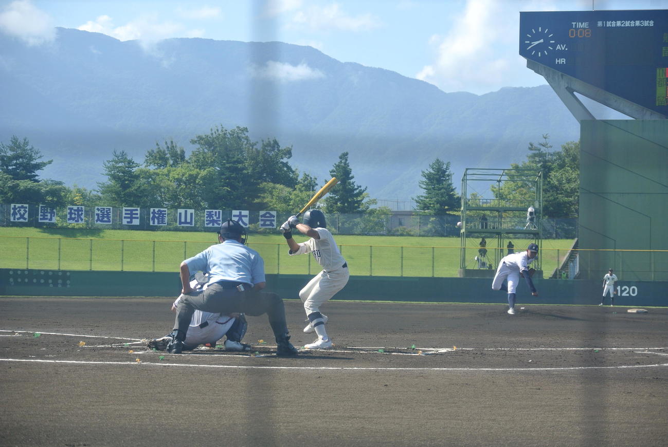日本航空の先発中島凌愛（2年）は都留打線の初回攻撃を三者凡退に抑える（撮影・井上真）