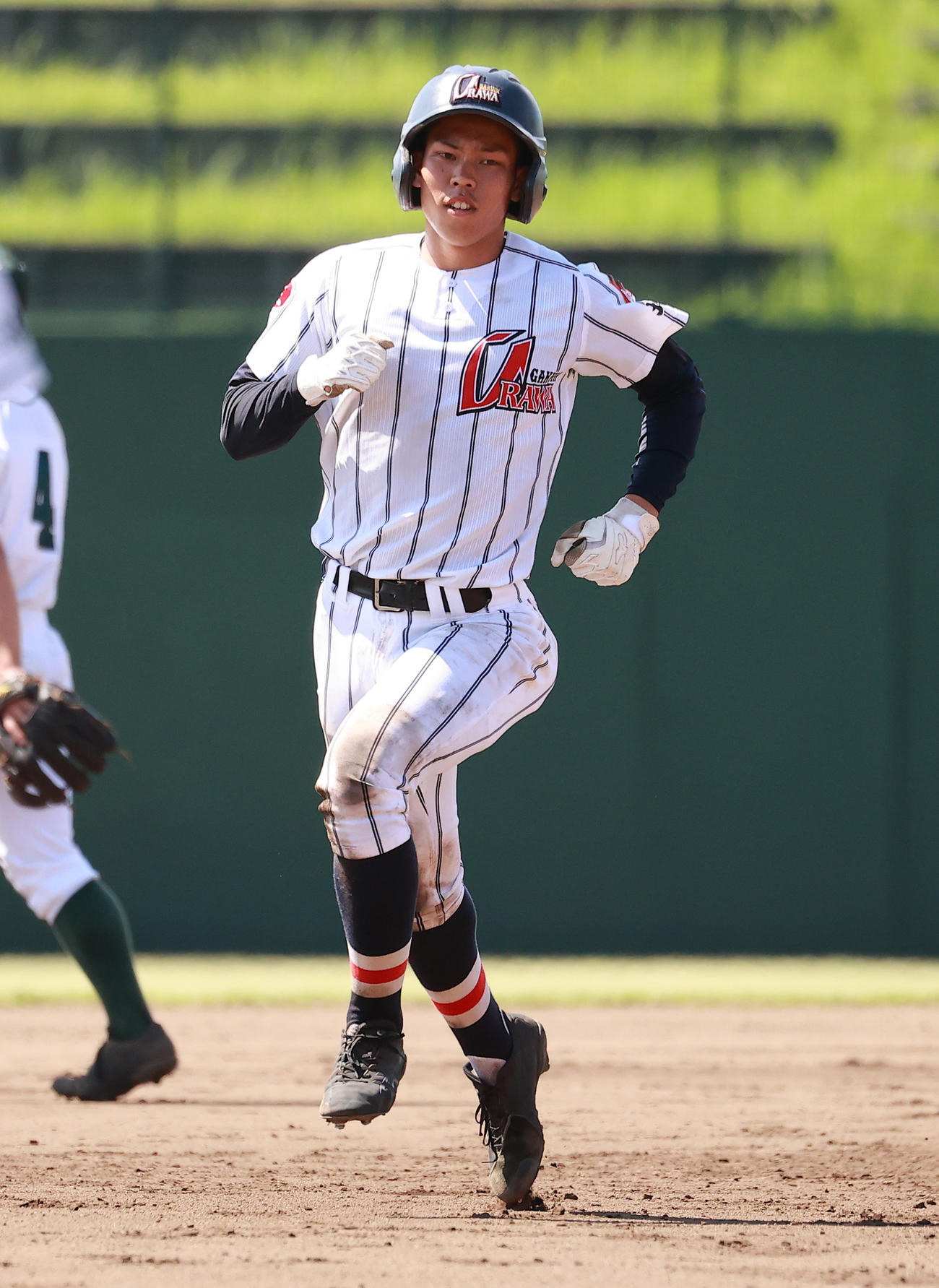 浦和学院対東農大三　3回表浦和学院1死一塁、左越え2点本塁打を放ち三塁に向かう吉田瑞（撮影・野上伸悟）