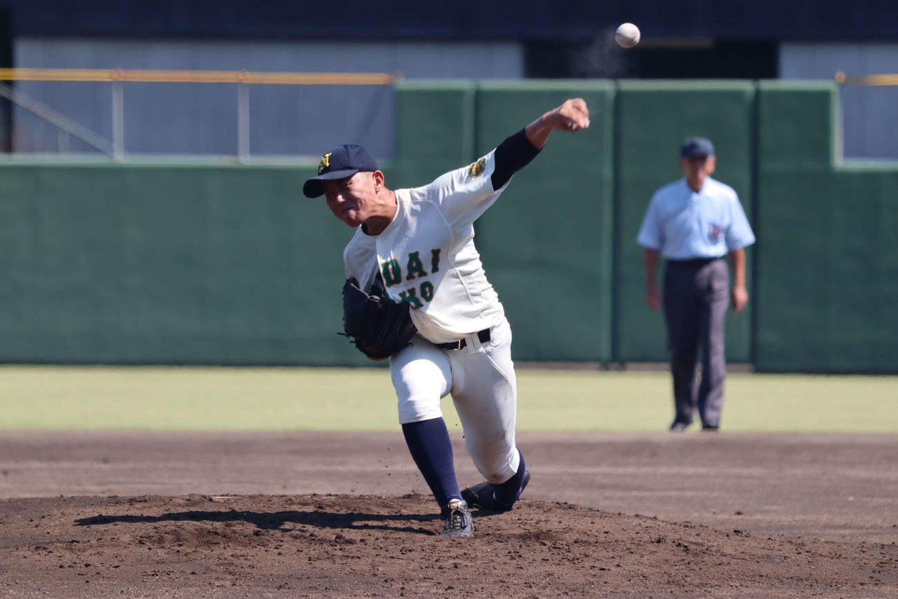 高校野球群馬大会　伊勢崎工対東農大二　熱投する東農大二・黒岩（撮影・勝部晃多）
