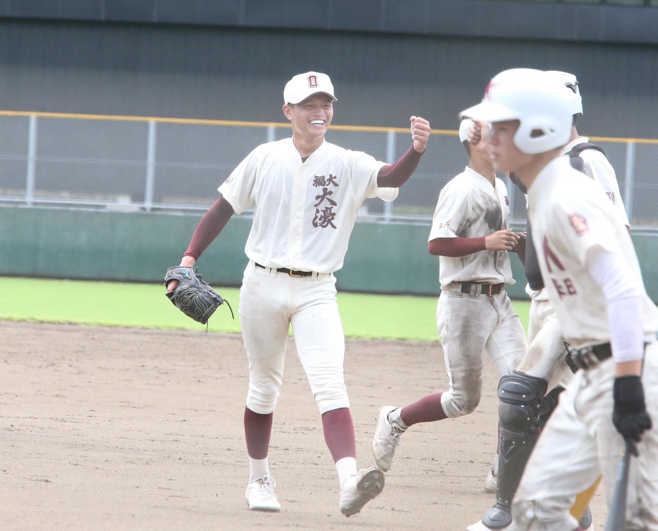 福岡大大濠対春日　試合終了で笑顔でタッチをかわす福岡大大濠エース毛利海大投手（撮影・菊川光一）