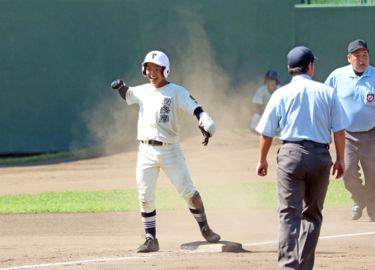 逆転となる3点適時三塁打を放ち、笑顔の豊多摩・深谷美千顕内野手（撮影・阿部泰斉）