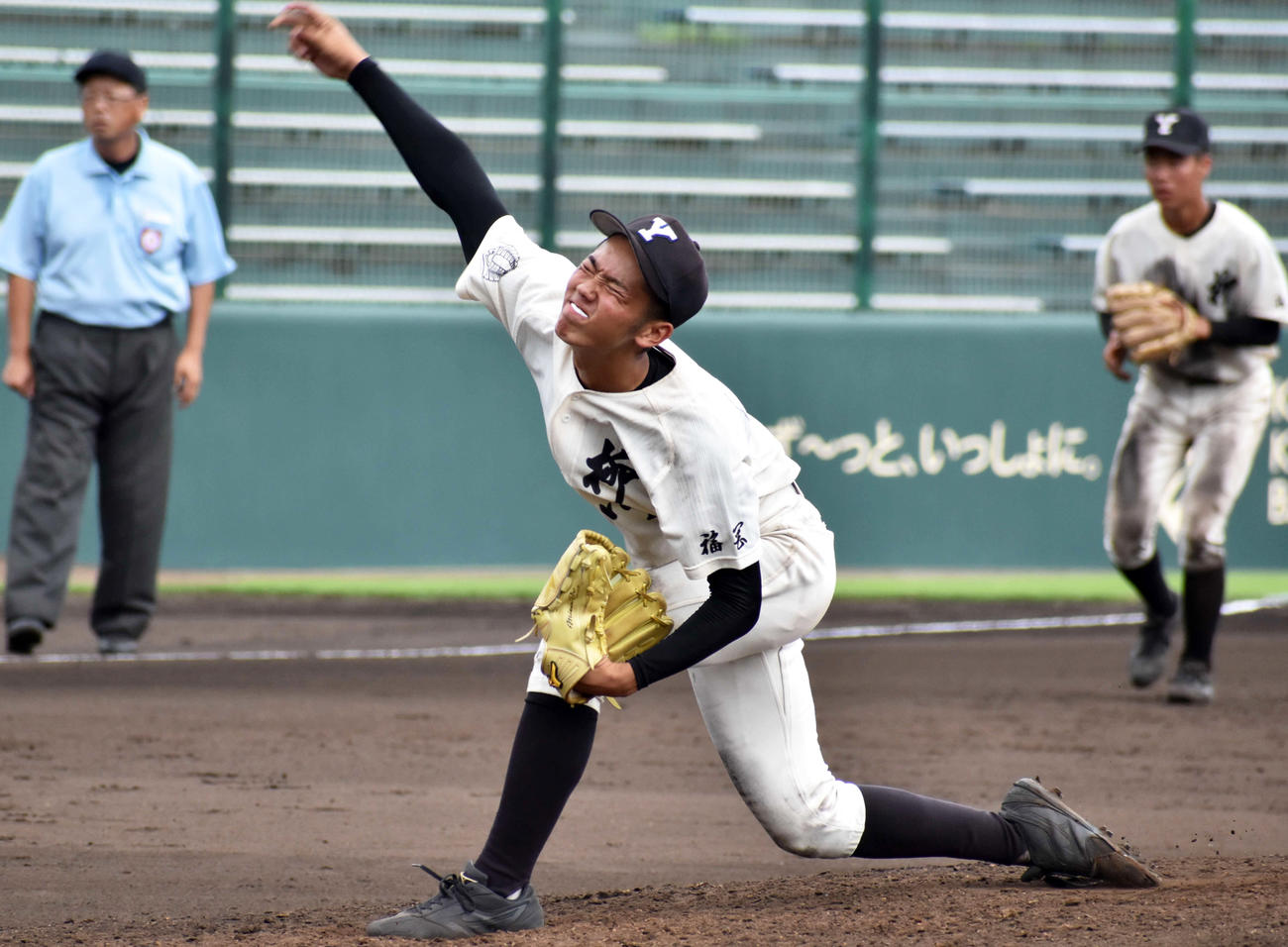 先発し力投する柳川・松尾（撮影・只松憲）