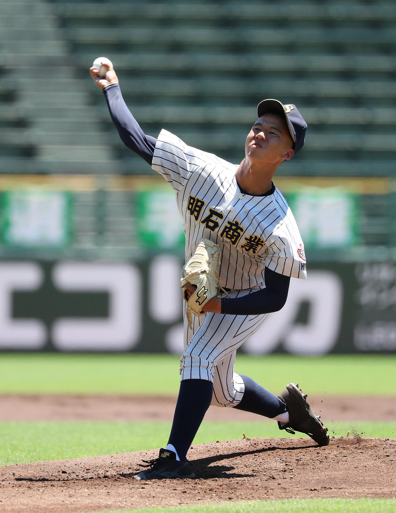 神戸弘陵対神戸明石商　神戸弘陵戦に先発する明石商・西田陸人（撮影・白石智彦）