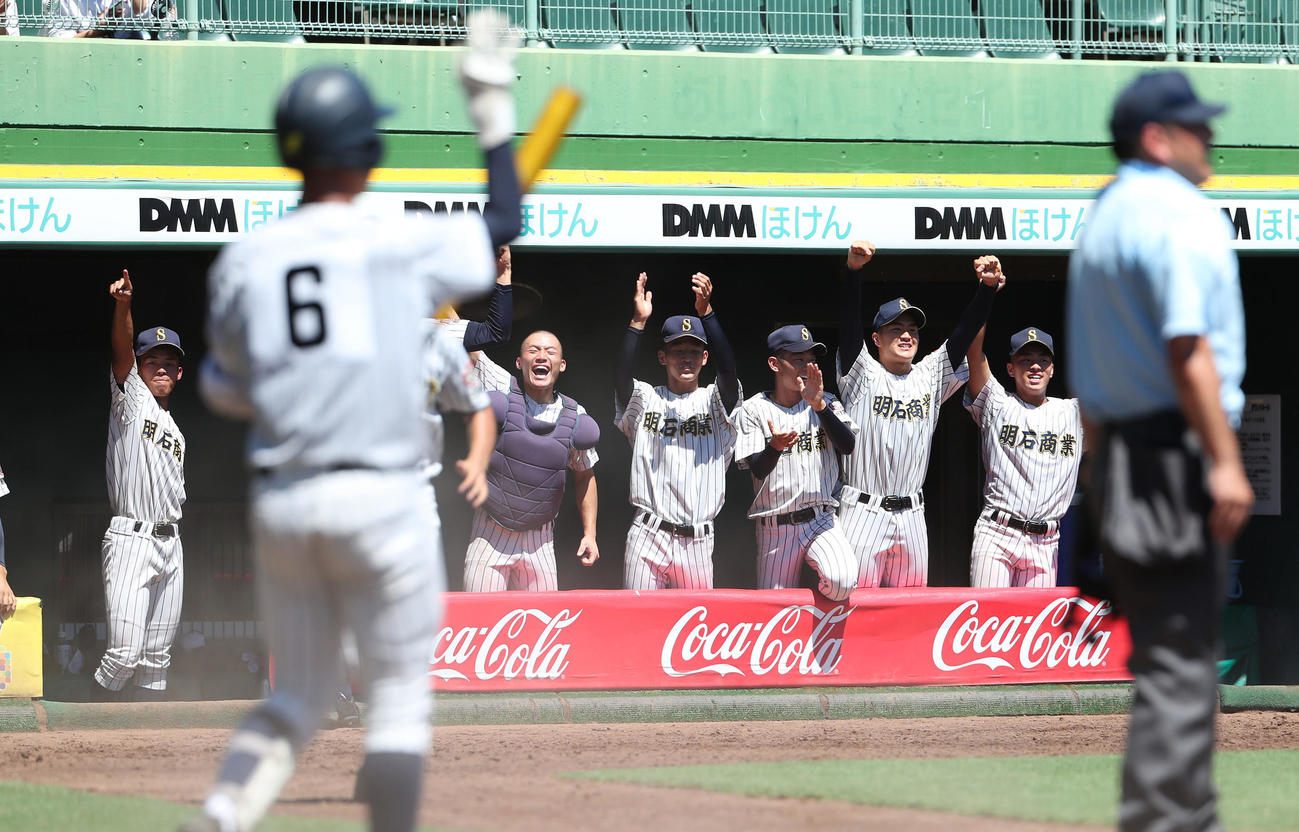 神戸弘陵対明石商　5回裏明石商2死一、二塁、福本の同点中前適時打に喜ぶ明石商ナイン（撮影・白石智彦）