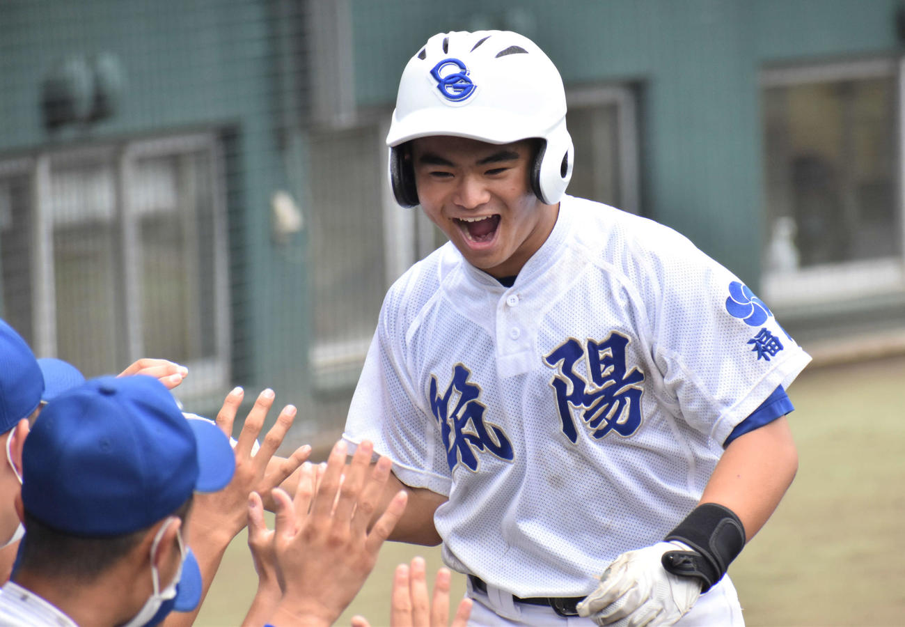 北筑対筑陽学園　7回に勝ち越し本塁打を放った筑陽学園・向井はベンチでナインとハイタッチを交わす（撮影・只松憲）