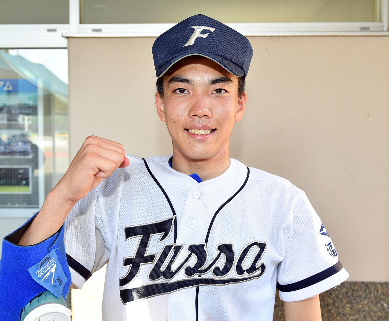 福生対武蔵　試合後、完投勝利した福生・伊藤は笑顔でガッツポーズする（撮影・滝沢徹郎）