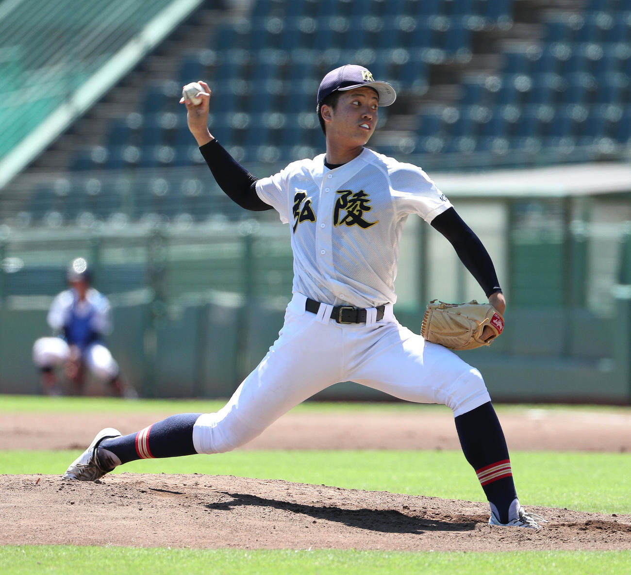 神戸弘陵対明石商　6回裏から2番手で登板する神戸弘陵・時沢健斗（撮影・白石智彦）