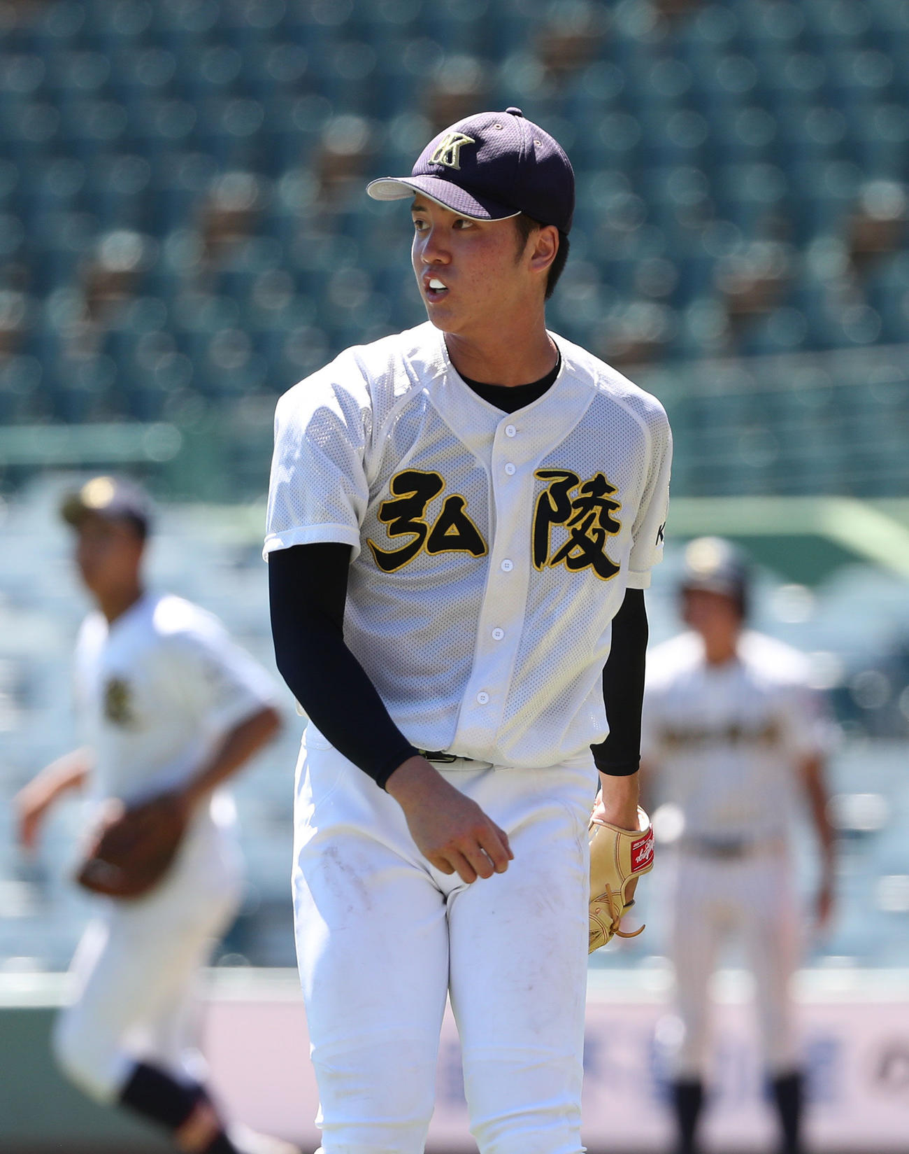 神戸弘陵対神戸明石商　6回裏明石商無死一、二塁、時沢健斗は三塁への悪送球の間に勝ち越しの生還を許す（撮影・白石智彦）