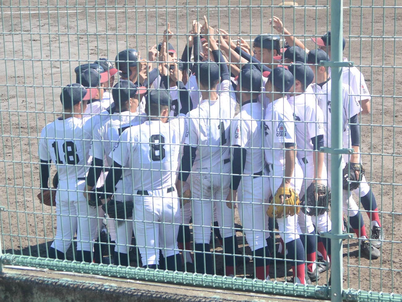 桜宮対福井　5回裏終了時、試合終盤に向けて一致団結する桜宮ナイン（撮影・岡崎空日南太）