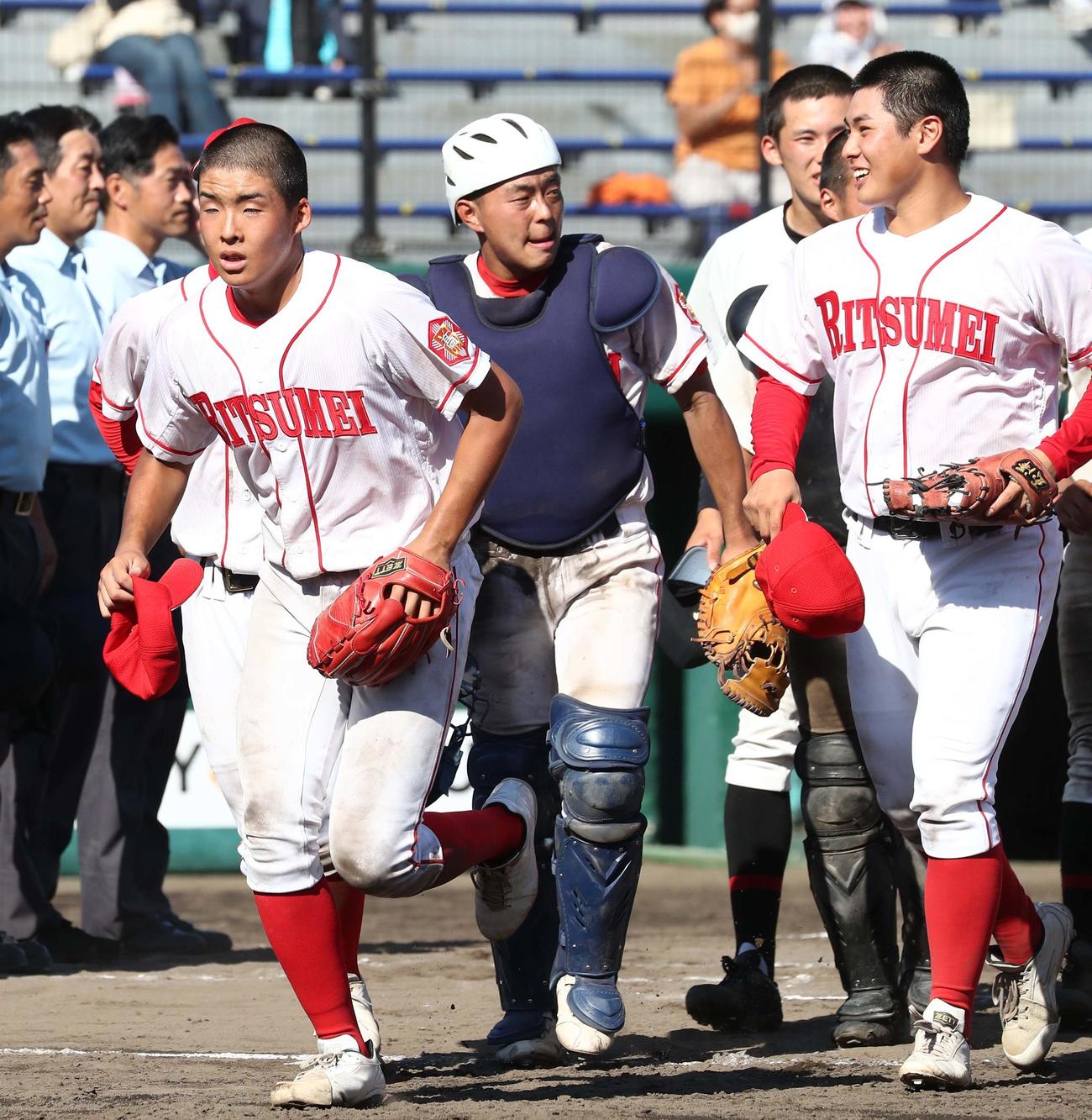 命館慶祥対札幌日大　4強入りを逃すも笑顔で引き揚げる立命館慶祥ナイン（撮影・黒川智章）