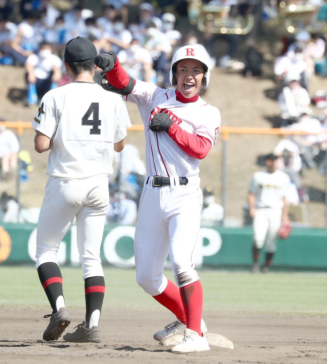 立命館慶祥対札幌日大　2回表立命館慶祥2死二塁、左中間に適時二塁打を放ちガッツポーズの島山（撮影・黒川智章）